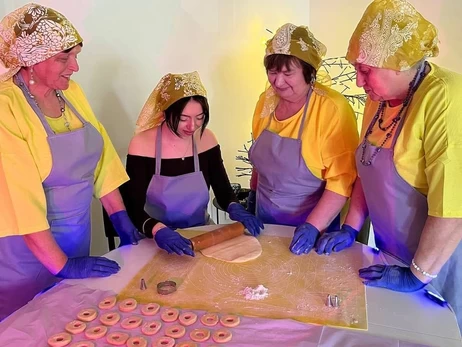 Львівські бабусі: Наші сирні пампухи мають знати у всьому світі, як МакДональдс