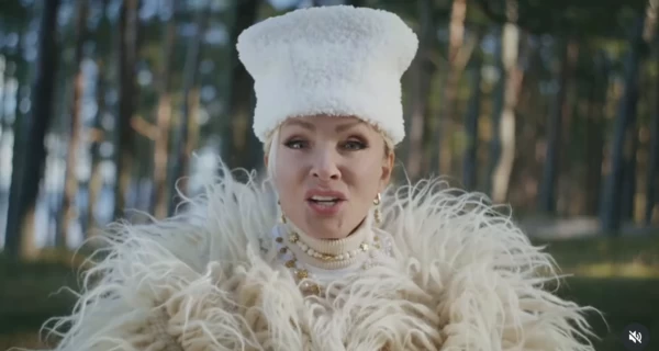 АТБ ответил на критику рекламы с Лаймой Вайкуле, поющей 