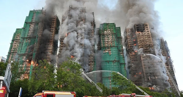 Число жертв пожара в Гонконге увеличилось до 55 человек, он продолжается уже сутки