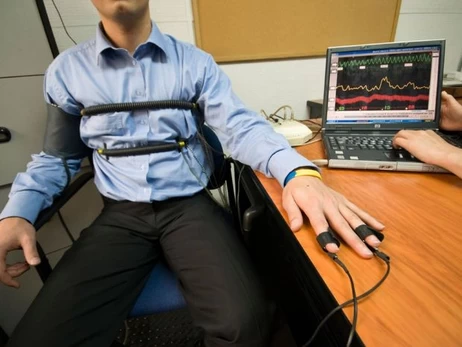 Мода на полиграф: говорит ли правду «детектор лжи» и как поможет в суде