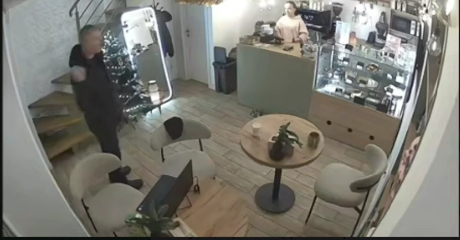 Люди, діти, б@ть, пропадають, а в вас - свято, - відвідувача ветеранської кав'ярні у Львові обурили новорічні прикраси