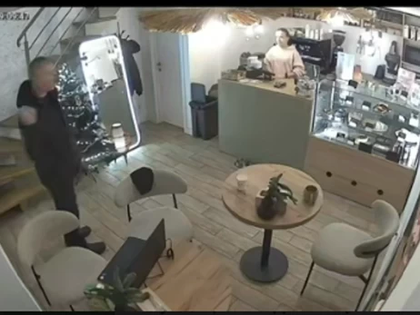 Люди, дети, б@ть, пропадают, а у вас - праздник, - посетителя ветеранского кафе во Львове возмутили новогодние украшения