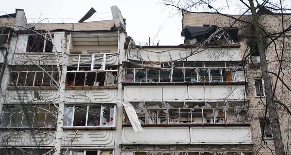 В Киеве полицейские спасли мальчика из разрушенной квартиры после удара РФ