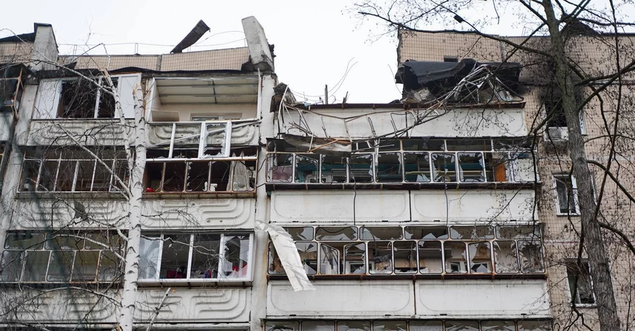 В Киеве полицейские спасли мальчика из разрушенной квартиры после удара РФ