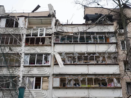 В Киеве полицейские спасли мальчика из разрушенной квартиры после удара РФ