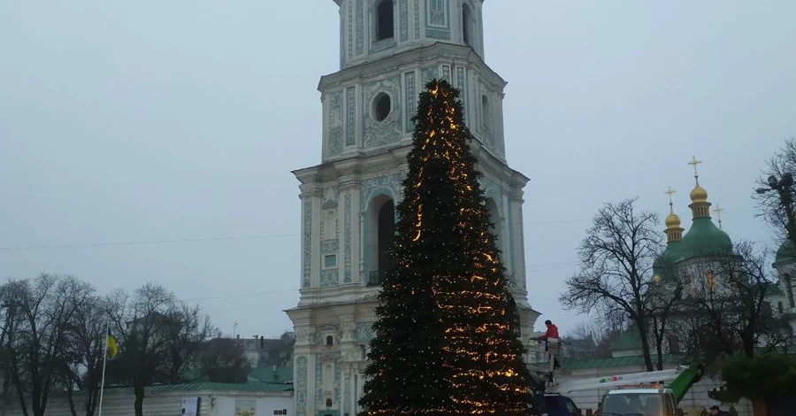У середмісті Києва встановили та майже прикрасили головну ялинку України