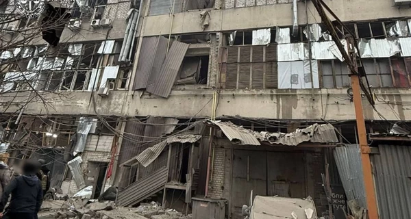 Россияне в Днепре ракетным ударом уничтожили склады двух благотворительных организаций