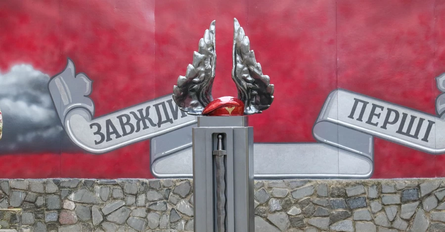 У Житомирі встановили пам’ятник десантникам у вигляді берета, крил та меча