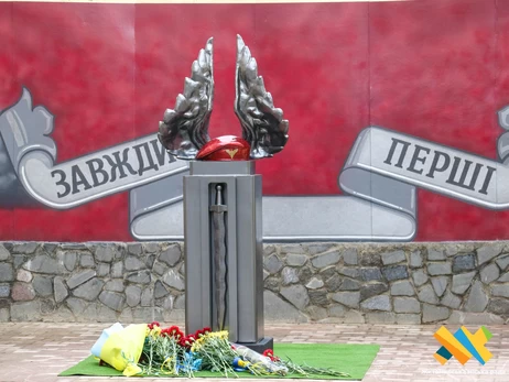 В Житомире установили памятник десантникам в виде берета, крыльев и меча