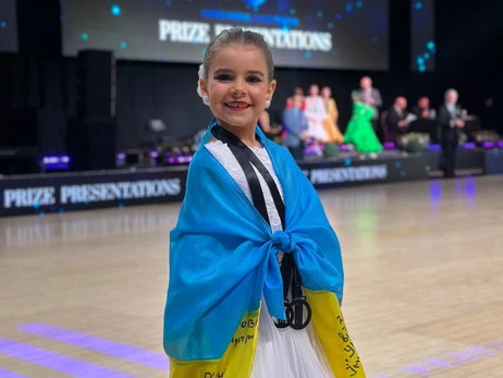 “Почему ведущий мне поклонился?” - 7-летняя Злата Верес стала чемпионкой мира в бальных танцах