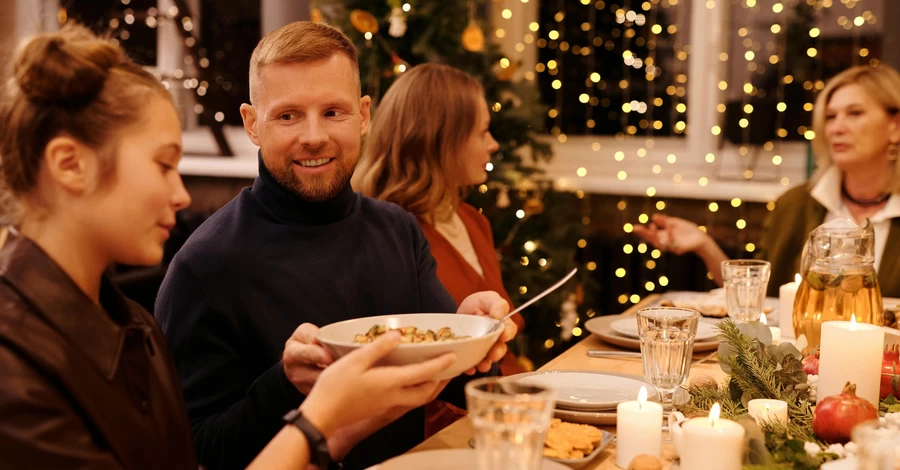 Готуємо новорічний стіл: які продукти варто купити зараз, а які в останній момент