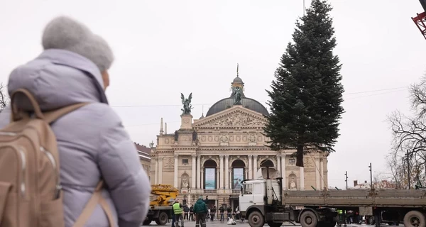 Новогодние елки Украины: в Полтаве - первая за годы войны, во Львове - подарок от жителей