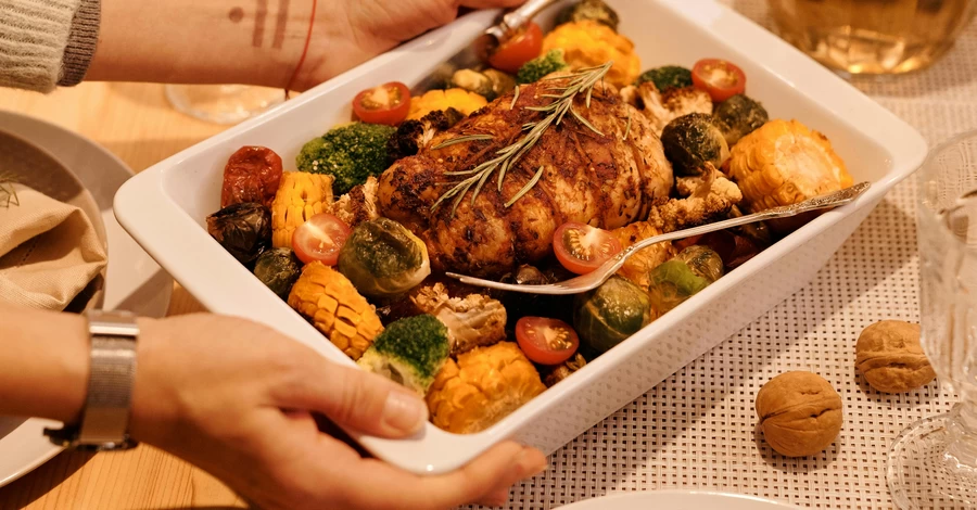 Почему “новогодний вес” не уходит: главные ошибки в питании до и после праздников