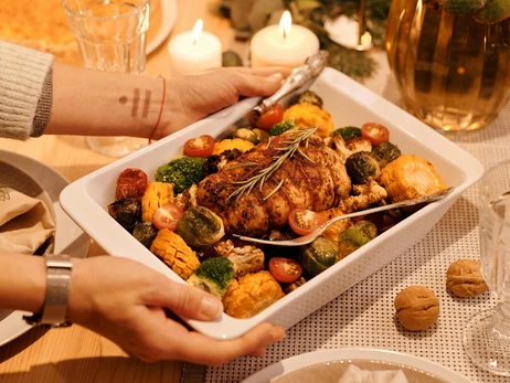 Почему “новогодний вес” не уходит: главные ошибки в питании до и после праздников