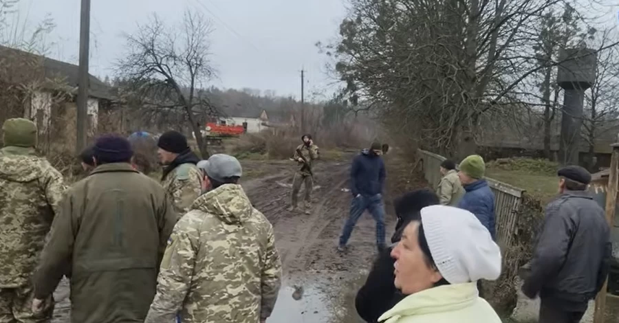 На Житомирщині воюють із селянами та знущаються над коровами (відео)