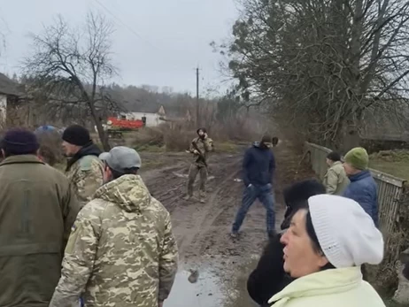 На Житомирщині воюють із селянами та знущаються над коровами (відео)