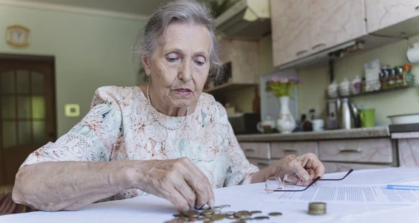 Що потрібно встигнути до Нового року: всім – подати заявки на виплати, пенсіонерам – пройти ідентифікацію