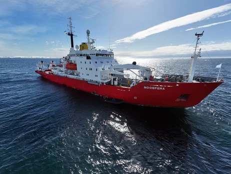 Полярники нагодували іноземців українськими стравами на борту 