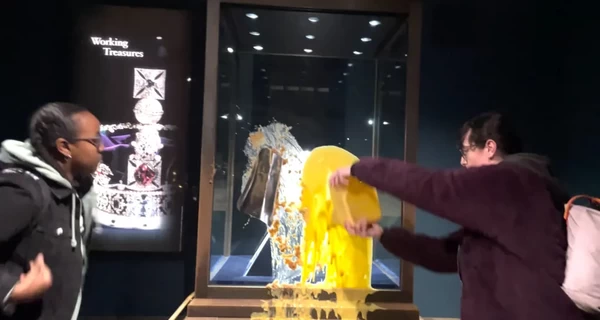 В Лондонском Тауэре бросили яблочный пирог в витрину с королевскими драгоценностями - есть задержанные