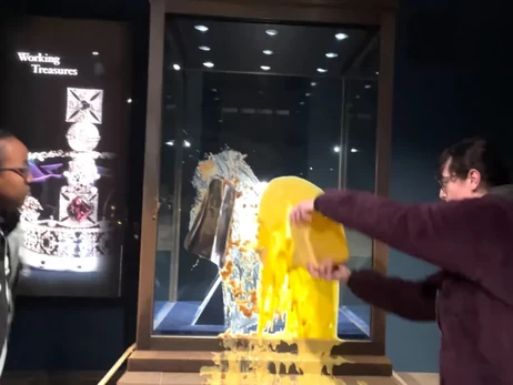 В Лондонском Тауэре бросили яблочный пирог в витрину с королевскими драгоценностями - есть задержанные