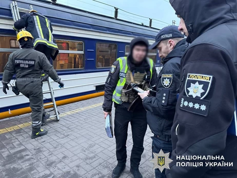 В Киеве подросток погиб на глазах пассажиров, забравшись на вагон электрички