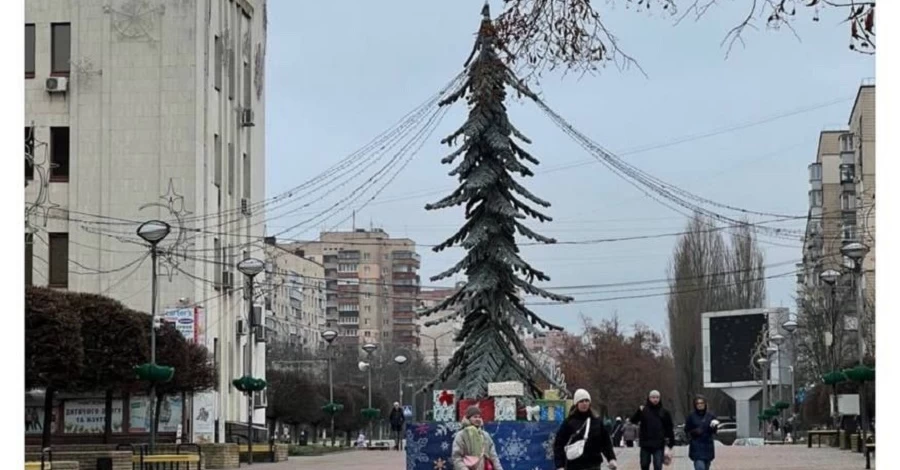Які часи, така й ялинка - новорічне дерево у Броварах здивувало користувачів соцмереж