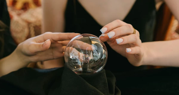 Продаємо віру та надію, дорого: чому зростає інтерес до окультизму