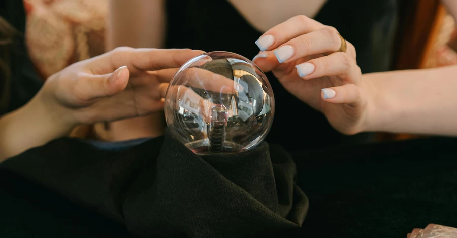 Продаємо віру та надію, дорого: чому зростає інтерес до окультизму