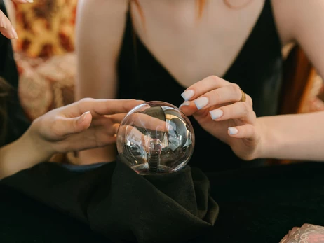 Продаємо віру та надію, дорого: чому зростає інтерес до окультизму