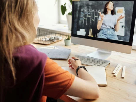 Что изменится после Нового года: порог бронирования, календарь прививок, зарплата учителям и депутатам