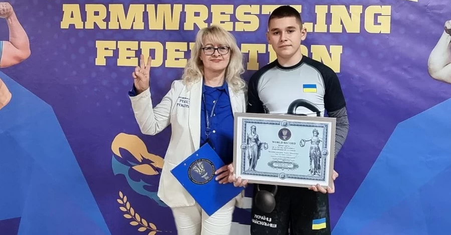 12-летний украинец установил мировой рекорд, выполнив 16 толчков гири весом 32 кг