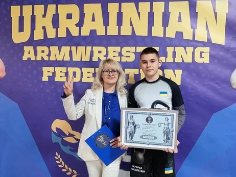 12-летний украинец установил мировой рекорд, выполнив 16 толчков гири весом 32 кг