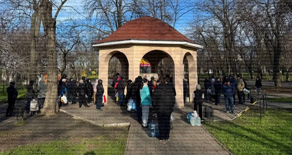 Последствия ночной атаки в Одессе – жители стоят километровые очереди за водой, в городе не курсирует электротранспорт