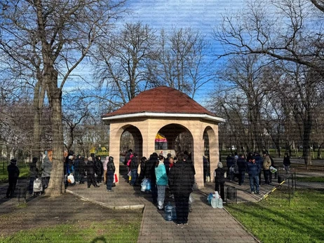 Последствия ночной атаки в Одессе – жители стоят километровые очереди за водой, в городе не курсирует электротранспорт