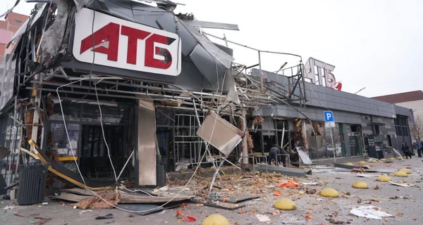 В Запорожье россияне ударили по супермаркету, ранены четыре человека