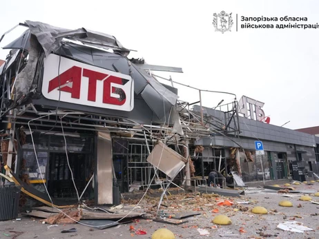 В Запорожье россияне ударили по супермаркету, ранены четыре человека