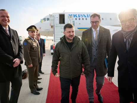 Зеленський прилетів до Німеччини на переговори щодо мирного плану за участі США