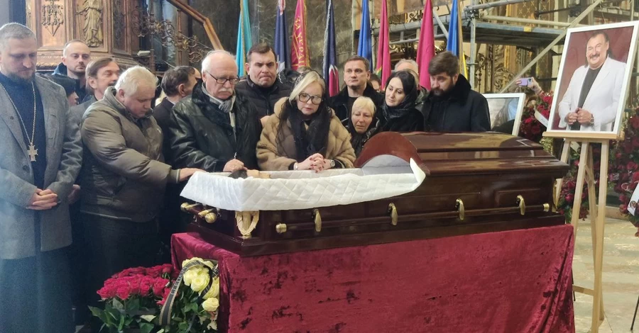 У Львові ховають народного артиста Степана Гігу - прийшли тисячі людей