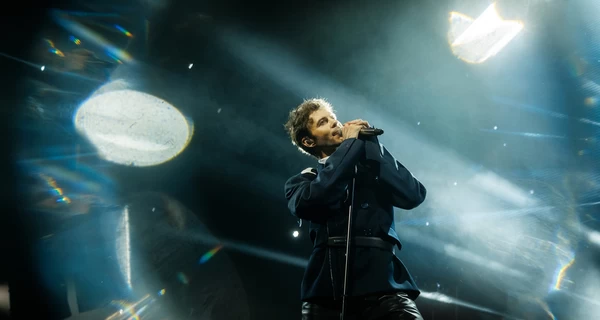 Блекаут, живая трава и шутки о стирке: как прошел концерт Макса Барских во Дворце Спорта