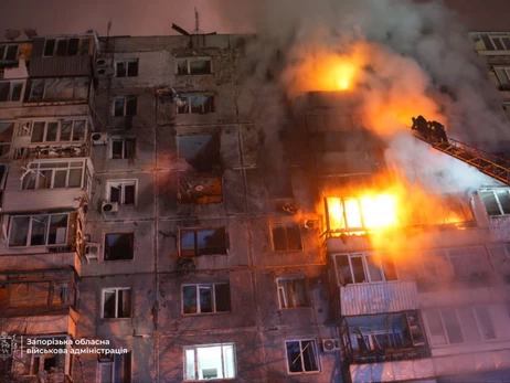 Россияне дважды за утро ударили по Запорожью: атаковали многоэтажку и маршрутку