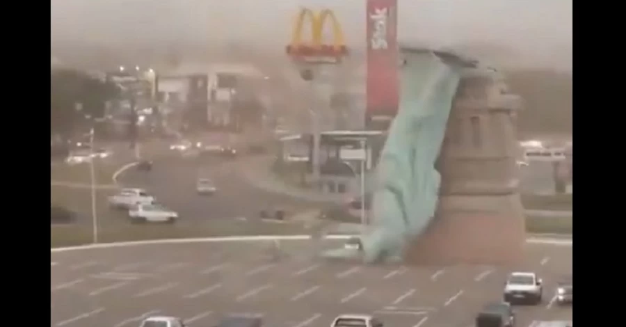 В Бразилии из-за мощного шторма упала 24-метровая копия статуи Свободы