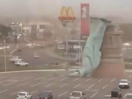 В Бразилии из-за мощного шторма упала 24-метровая копия статуи Свободы