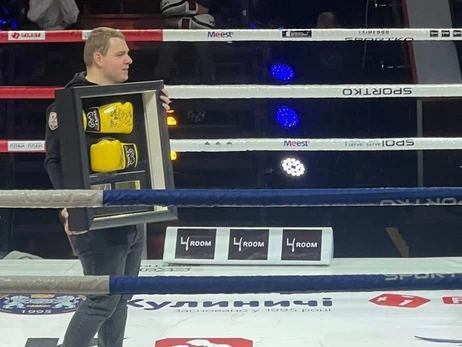 Во Львове продали перчатки Усика за 300 тысяч гривен для восстановления музея Шухевича