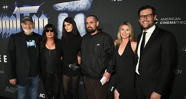 Сыну режиссера Роба Райнера предъявили обвинение в убийстве родителей