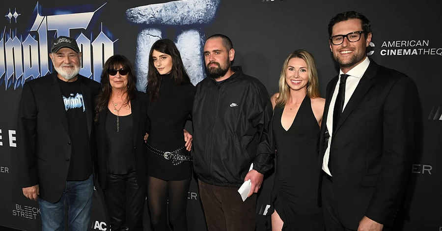 Сыну режиссера Роба Райнера предъявили обвинение в убийстве родителей