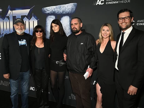 Сыну режиссера Роба Райнера предъявили обвинение в убийстве родителей