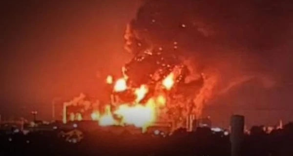 Силы обороны атаковали нефтеперерабатывающий завод, резервуары и склад боеприпасов россиян