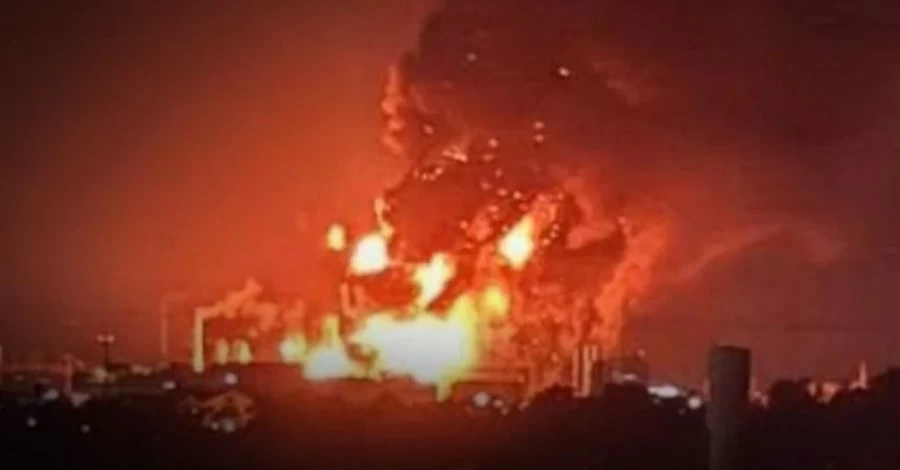 Сили оборони атакували нафтопереробний завод, резервуари та склад боєприпасів росіян