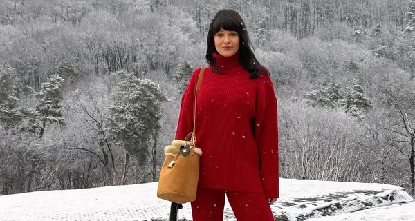 Елки звезд: у Астафьевой – игрушки из семейной коллекции, у Никитюк – расписаны вручную