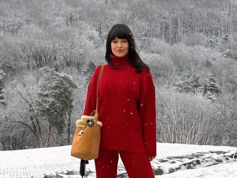 Елки звезд: у Астафьевой – игрушки из семейной коллекции, у Никитюк – расписаны вручную